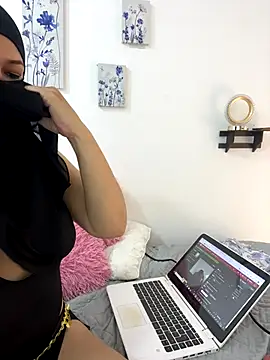 Amyraa  online show from December 4, 1:35 pm