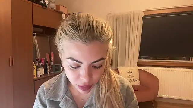 Snapshot of princess17 chatting on September 22, 7:01 pm princess17 online show from September 22, 7:01 pm