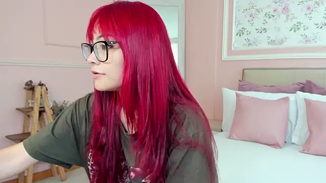 mae lyra online show from February 1, 7:01 pm