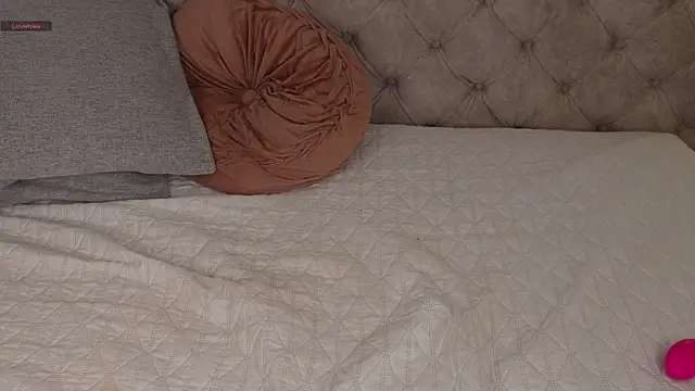 ellette   online show from June 9, 1:38 am