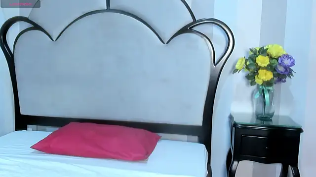 Snapshot of MiaAmore_ chatting on October 11, 8:44 pm MiaAmore online show from October 11, 8:44 pm