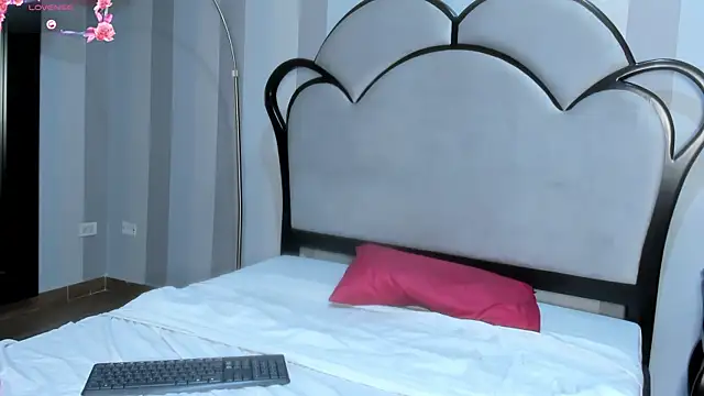 Snapshot of MiaAmore_ chatting on October 10, 8:36 pm MiaAmore online show from October 10, 8:36 pm