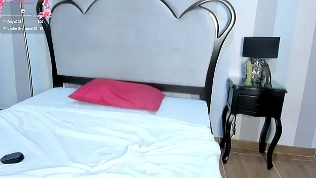 Snapshot of MiaAmore_ chatting on October 18, 8:21 pm MiaAmore online show from October 18, 8:21 pm