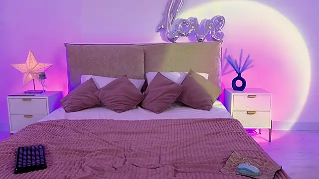 Jules night online show from June 6, 9:43 pm