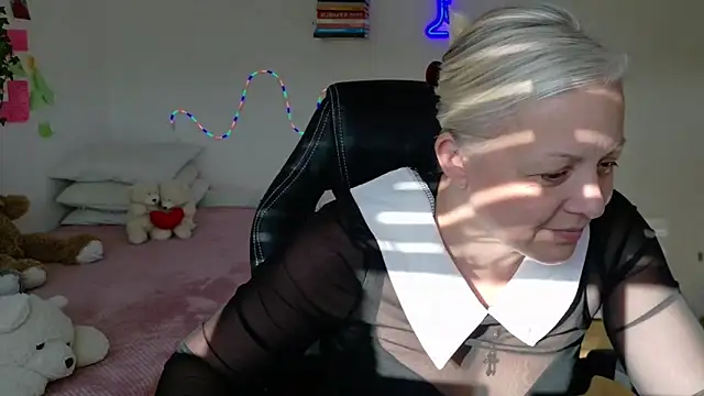 Linsy Kim online show from March 27, 3:02 pm