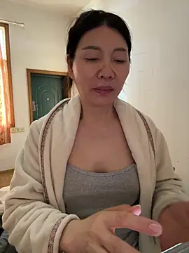 xiiuuff18 online show from January 7, 12:14 am