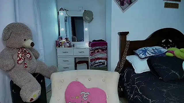 mia yireth online show from October 2, 3:33 am