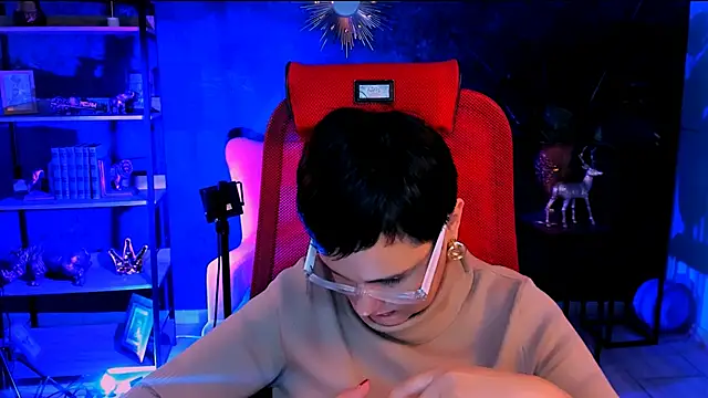 LauraDavidsons online show from December 3, 4:42 pm