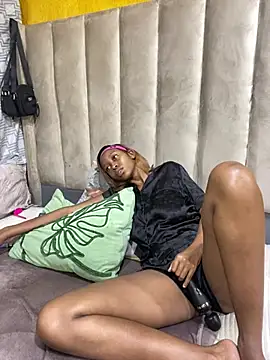 SexyPetitex25 online show from March 29, 9:14 pm