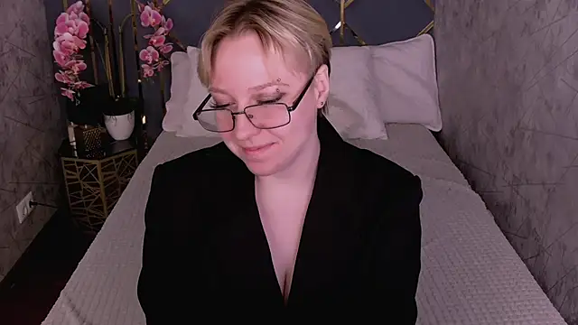 AlexandraGreen online show from April 16, 9:25 pm