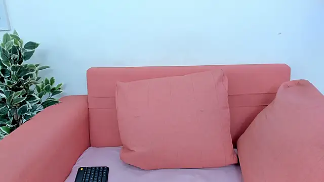 Snapshot of scarletross_ chatting on September 10, 3:01 pm scarletross  online show from September 10, 3:01 pm