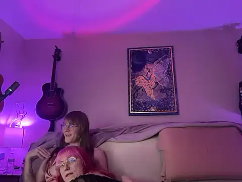 Snapshot of leiamegan chatting on October 6, 12:49 am leiamegan online show from October 6, 12:49 am