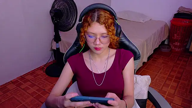 Snapshot of Birdie_0 chatting on September 23, 1:31 pm Birdie 0 online show from September 23, 1:31 pm