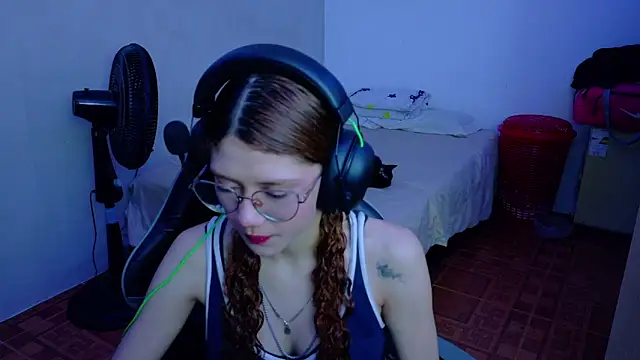 Snapshot of Birdie_0 chatting on September 20, 3:27 am Birdie 0 online show from September 20, 3:27 am