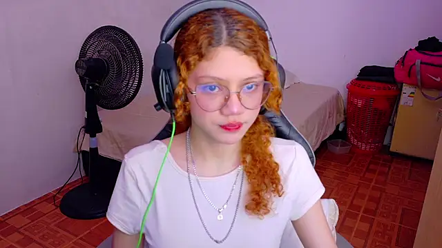 Snapshot of Birdie_0 chatting on September 22, 1:20 pm Birdie 0 online show from September 22, 1:20 pm