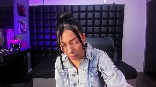 ashlyy sweet  online show from April 18, 8:42 pm