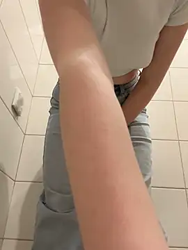 Cumonmme online show from November 8, 8:03 pm