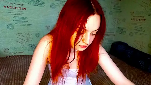 Snapshot of emi_less chatting on September 23, 1:09 pm emi less online show from September 23, 1:09 pm