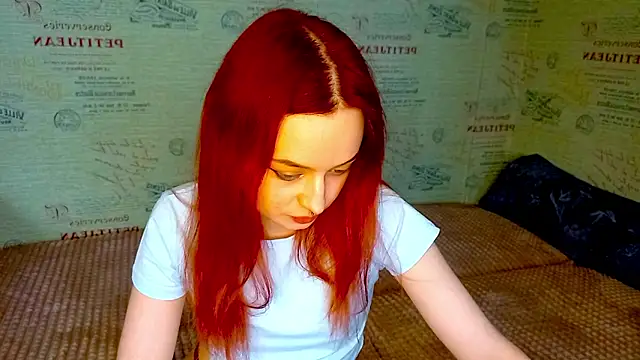 Snapshot of emi_less chatting on September 25, 1:32 pm emi less online show from September 25, 1:32 pm