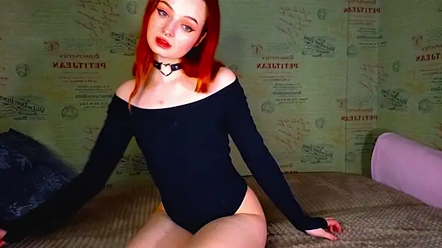 Snapshot of emi_less chatting on October 14, 4:09 pm emi less online show from October 14, 4:09 pm