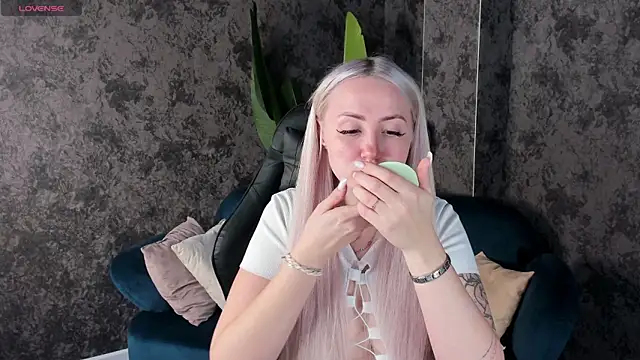 Joyce Howard online show from October 17, 2:37 am