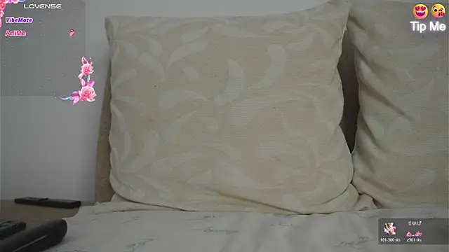 Roxybeautyy online show from March 24, 9:25 am