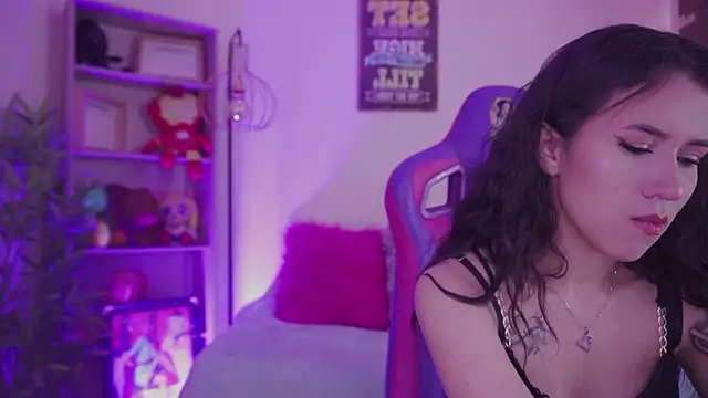  chloe moons  online show from February 3, 7:40 pm