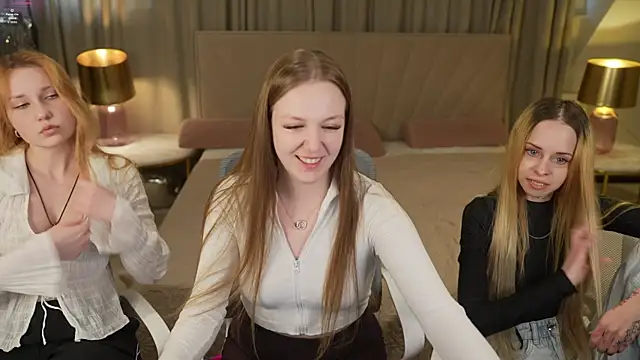 Snapshot of Ella_054 chatting on October 13, 2:20 pm Ella 054 online show from October 13, 2:20 pm