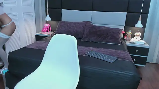 yiyisandoval online show from January 9, 8:13 pm