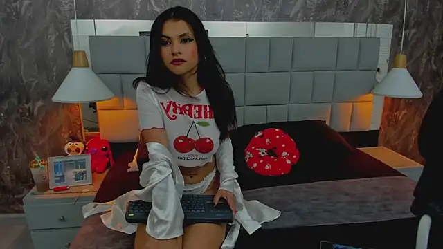 yiyisandoval online show from February 7, 8:02 pm