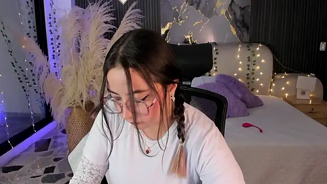 SarahCastro1  online show from February 15, 7:51 am