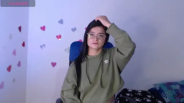 Snapshot of littleemma_77 chatting on October 10, 10:09 am littleemma 77 online show from October 10, 10:09 am