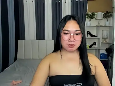 TsUncutKaren online show from March 6, 7:03 am