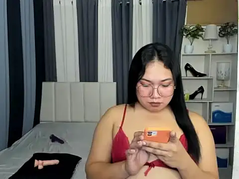 TsUncutKaren online show from March 9, 6:16 am