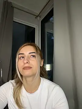 Snapshot of Ella_Vee chatting on October 8, 4:17 am Ella Vee online show from October 8, 4:17 am