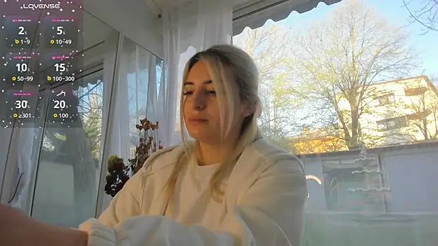 Ella Vee online show from April 7, 5:09 am