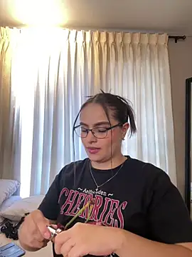 Tayler Kim online show from April 3, 6:28 pm