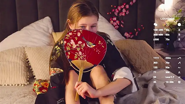 LynHillaire online show from April 16, 8:08 pm