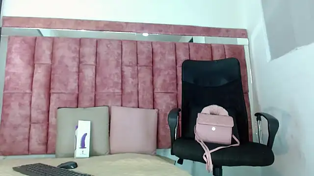 Snapshot of Penelopee_Rouse chatting on September 16, 9:23 pm Penelopee Rouse online show from September 16, 9:23 pm