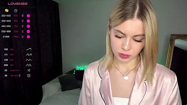 Snapshot of Lil_Elisa chatting on October 15, 10:40 am Lil Elisa online show from October 15, 10:40 am