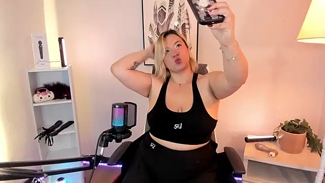 hollie joliie online show from March 2, 12:34 pm