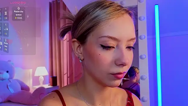 LumMina online show from April 15, 3:18 am