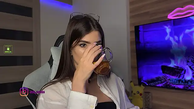 Snapshot of SofI-Play chatting on September 18, 7:56 pm SofI-Play online show from September 18, 7:56 pm