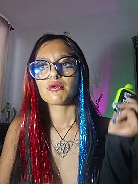 carolinerue online show from November 5, 11:37 am