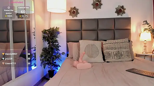 nicolehenna online show from November 26, 10:55 pm