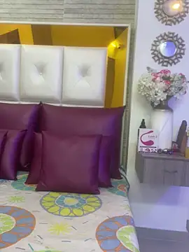 Leslie Bussh  online show from April 19, 4:51 pm