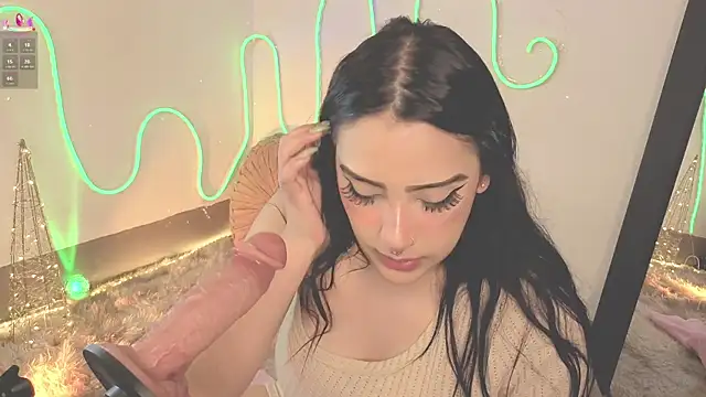 ashlynnlowe  online show from December 14, 7:08 pm