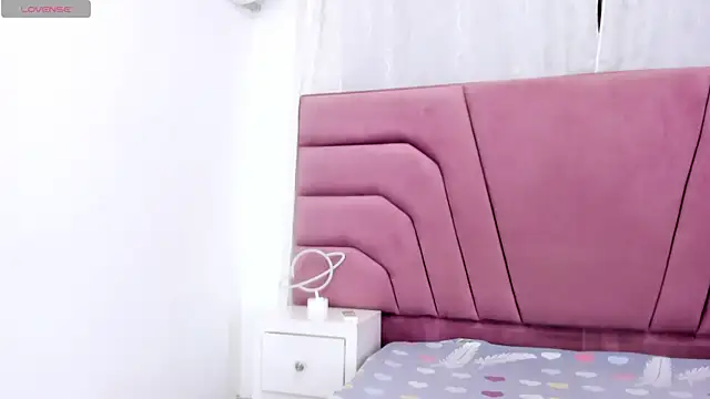 miajhonsonx online show from October 27, 12:44 pm