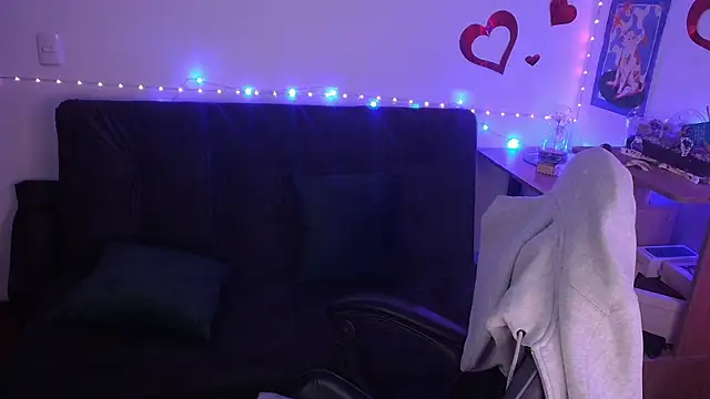 Miacatsito3 online show from April 17, 4:03 am