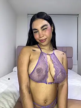 karolaalcendra online show from April 15, 2:45 am